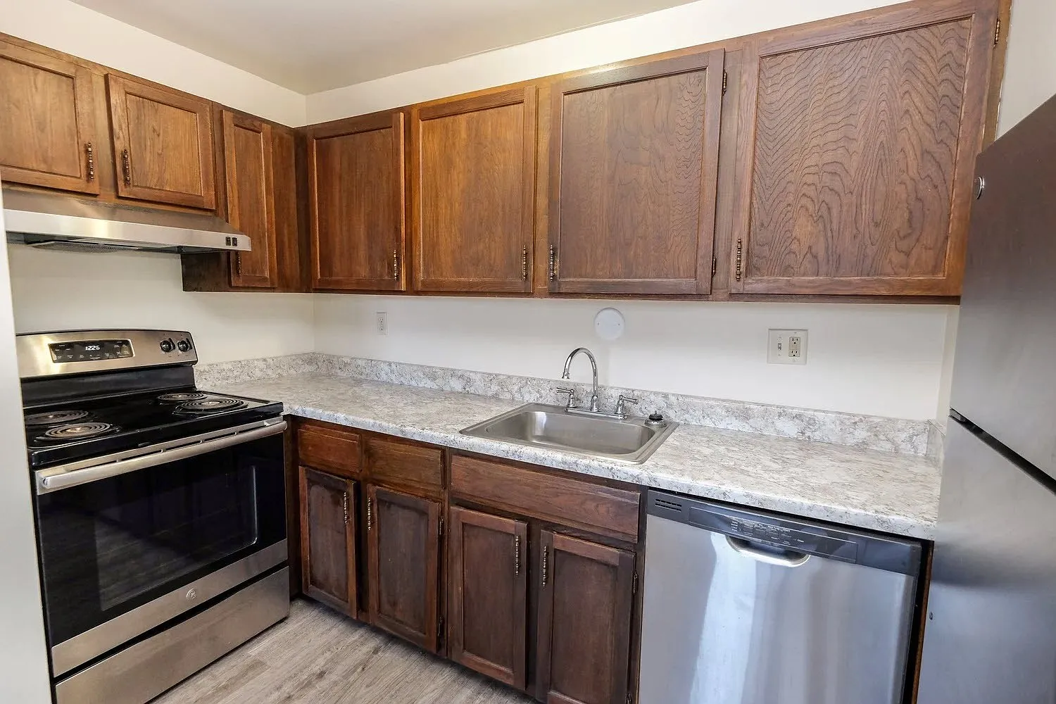Dupont Ave Apartments | 3513 — Photo 2