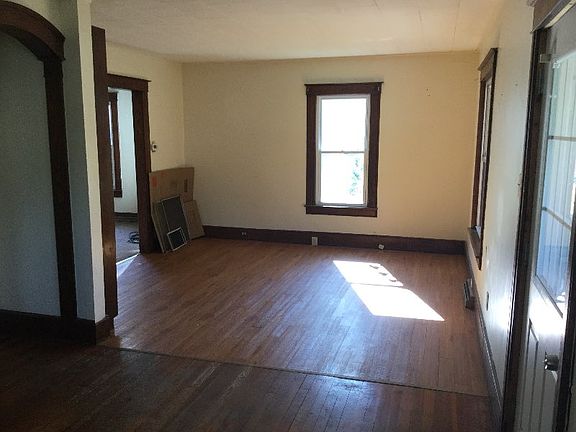 5th image of 111 Roosevelt Ave