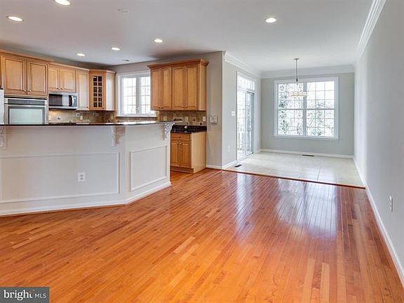 5th image of 4493 Monmouth St