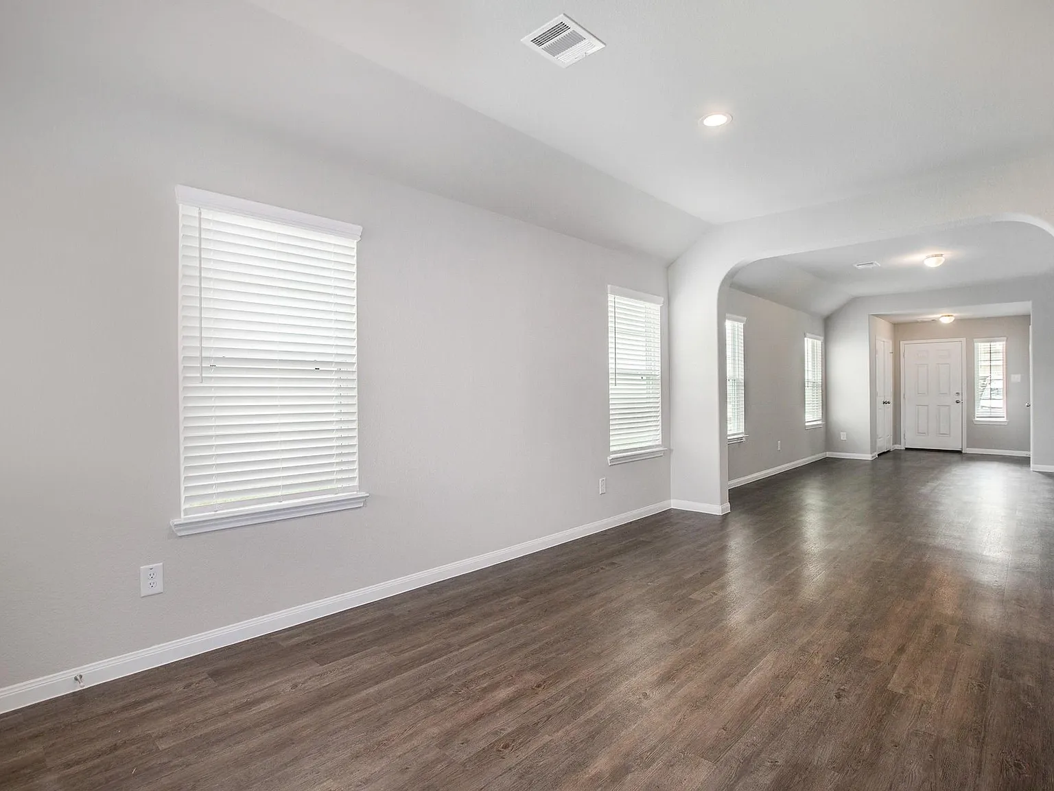 3 bed, 2.0 bath, 1352 sqft, $2,100 — Photo 4