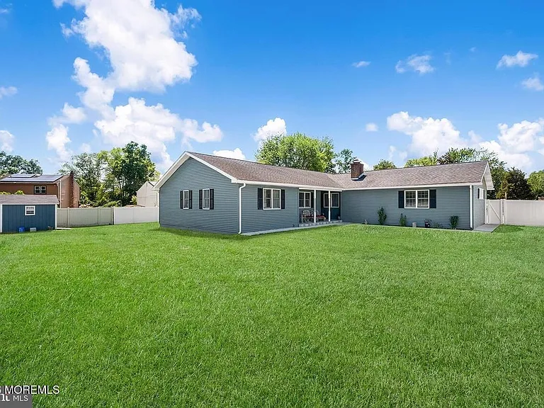 1726 Briarwood Dr — Photo 1