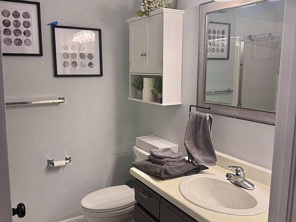 Guest Bathroom (3/4)