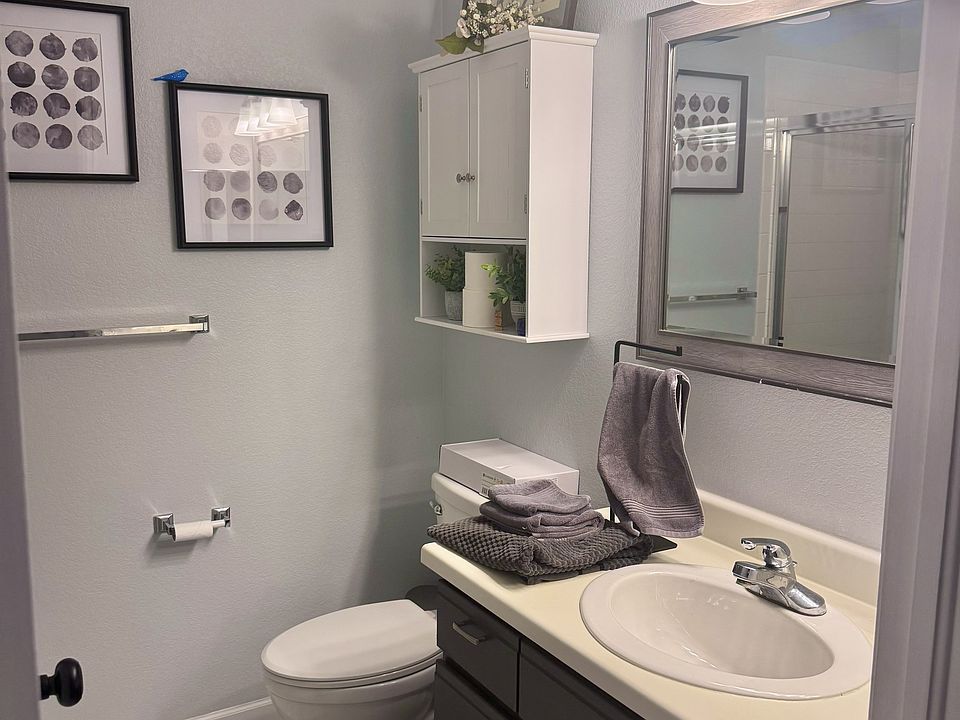 Guest Bathroom (3/4)