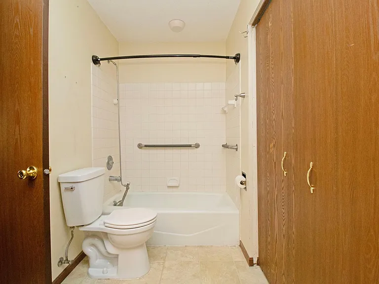 4215 Sylvia Ln S — Photo 9