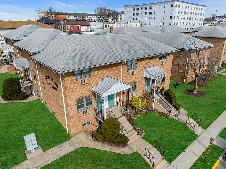 Station Square Apartments Steps from East Rutherford Train Station with Parking Included — Photo 18