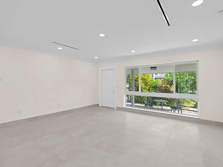 391 SE 7th Ave — Photo 10