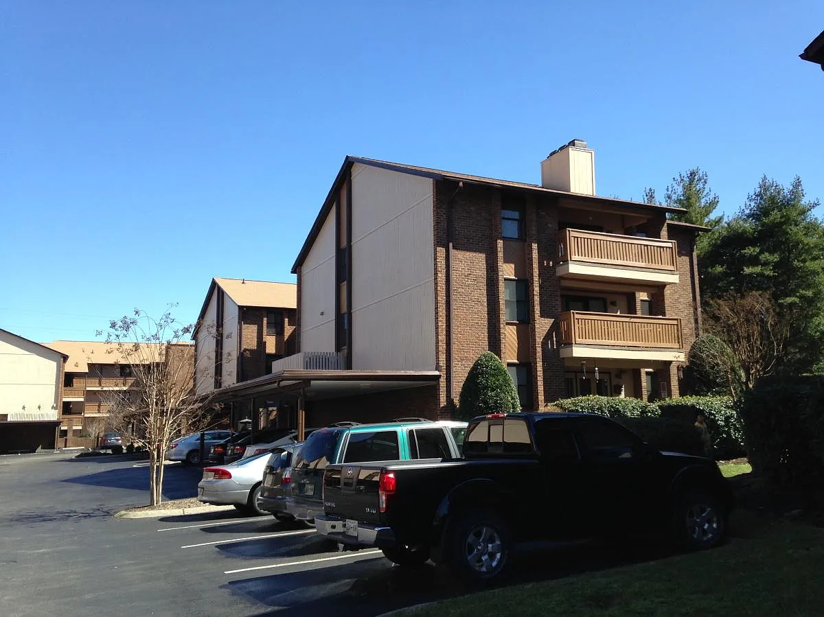 Building - 124 Hillsboro Pl