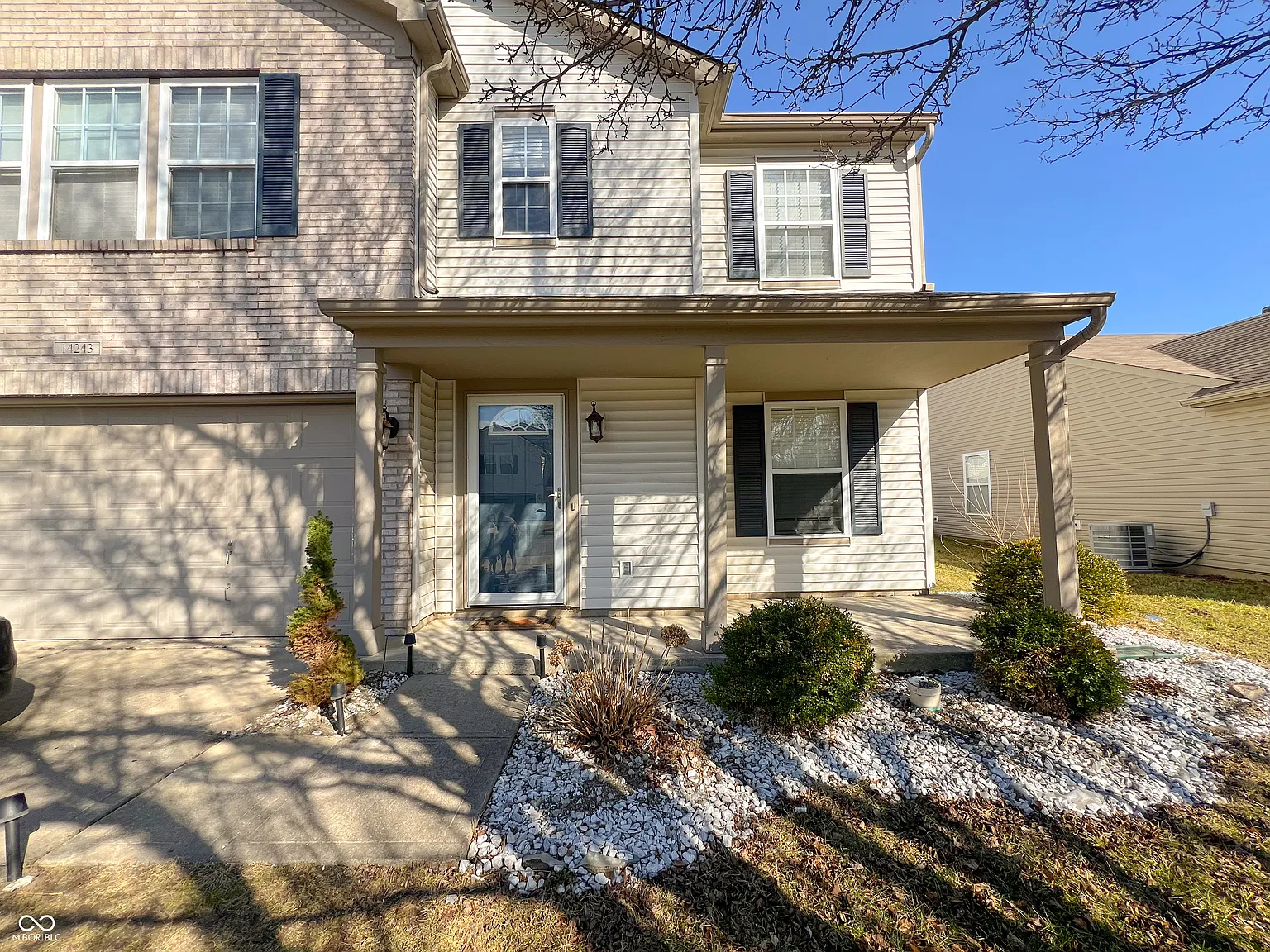 3 bed, 2.5 bath, 2119 sqft, $2,300 — Photo 2