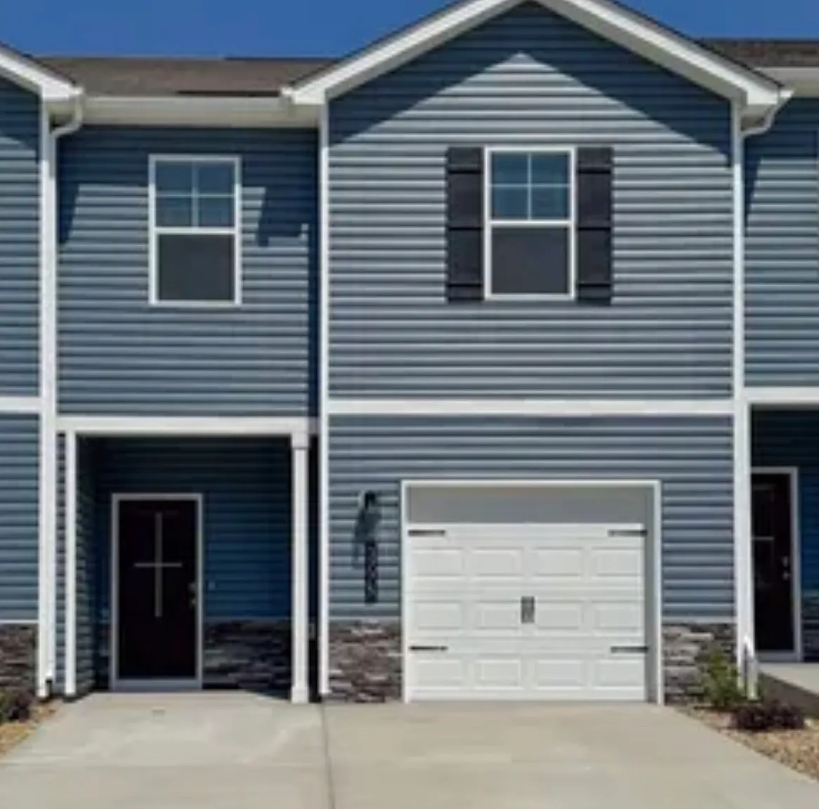 3 bed, 1381 sqft, $2,200 — Photo 1