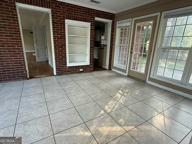 410 Park Ave — Photo 3