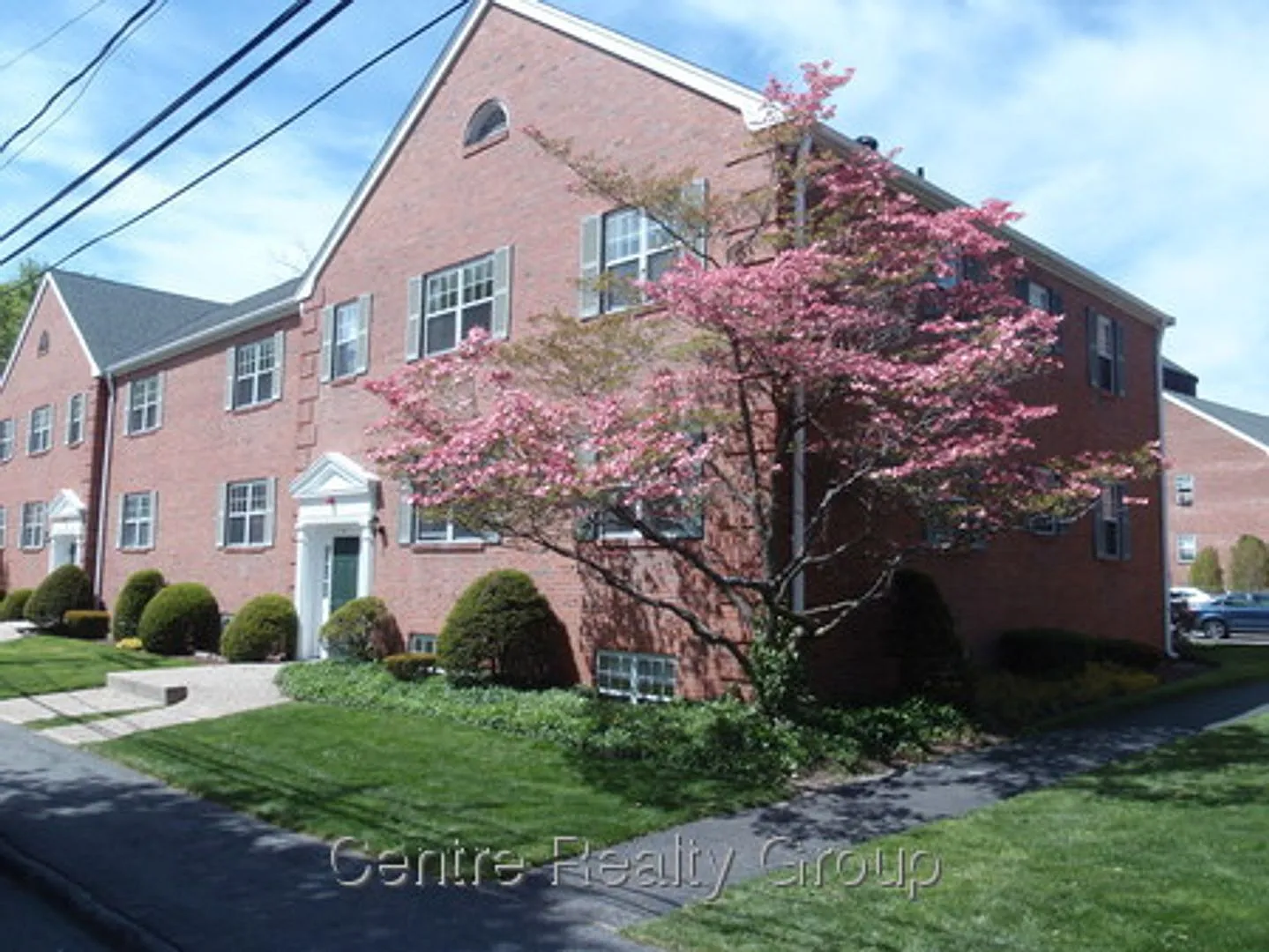 Perfect Commuter Location Newton Corner — Photo 1