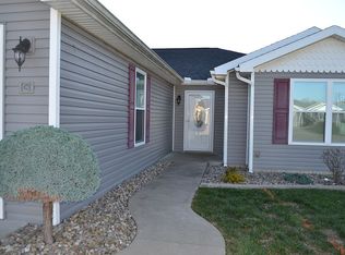 711 Oak Tree Ln, Belpre, OH 45714