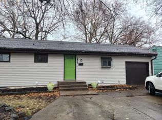 5721 W 75th St, Prairie Village, KS 66208