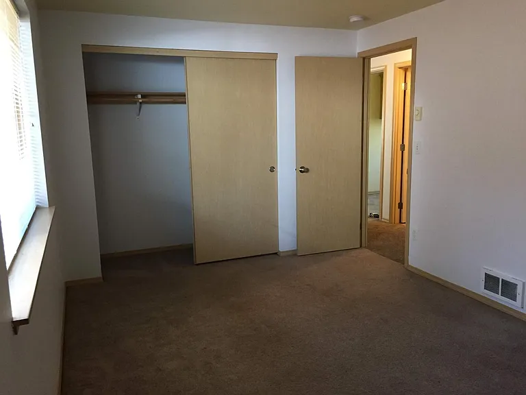 359 N Locust Ln — Photo 3