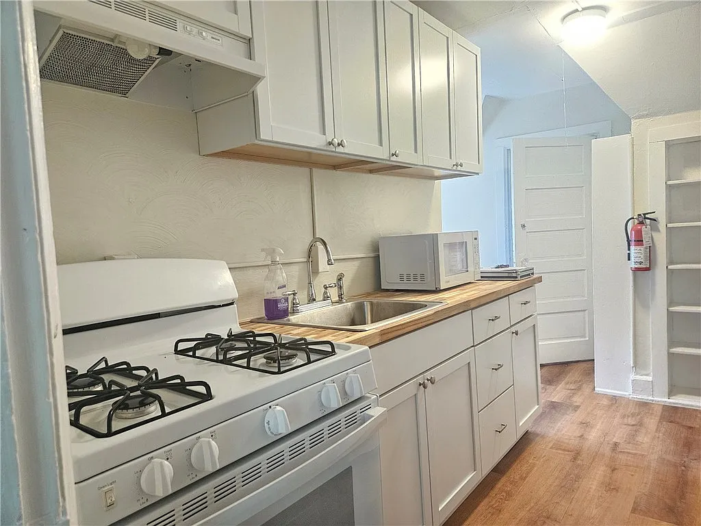 2 bed, 1.0 bath, 957 sqft, $1,700 — Photo 2