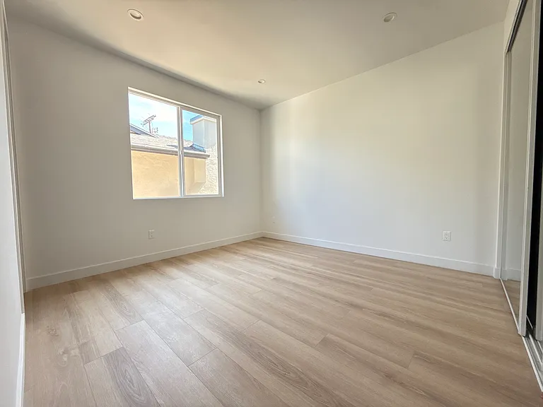 22657 Valerio St #22655 — Photo 14