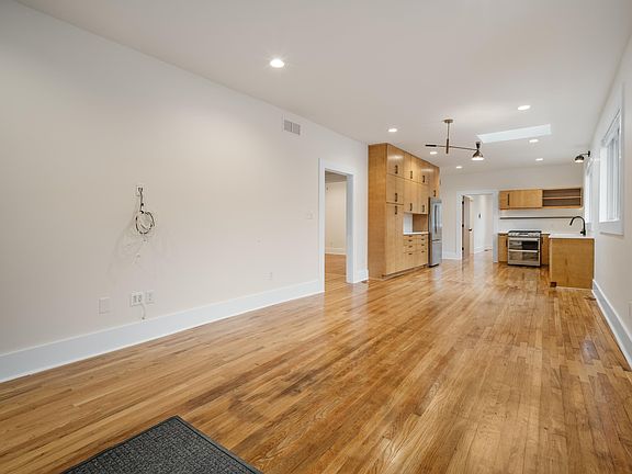 5th image of 1050 Tanglewood St