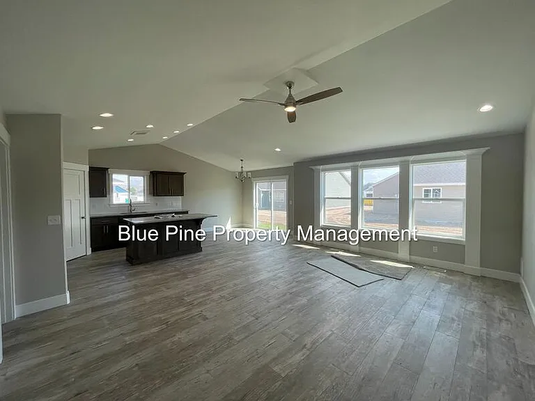 1924 Harrington Cir — Photo 4