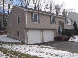 27 Corinth Dr, Worcester, MA 01606
