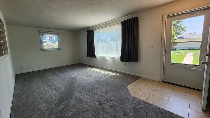 3 bed, 1.0 bath, 1263 sqft, $1,575 — Photo 2