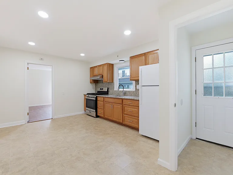 322 Broughton Ave #1 — Photo 7