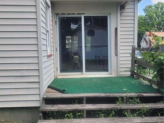 3rd image of 1933 Everett Ave