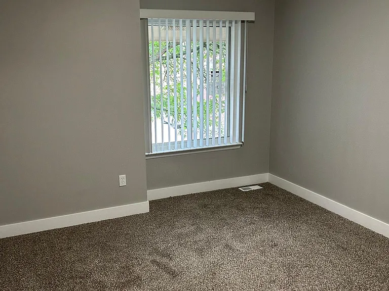 Roanoke Towne St — Photo 24