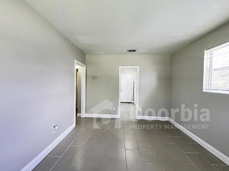 1635 Brookview Dr S — Photo 3