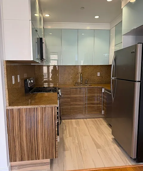 29-11 12th St #4Z — Photo 1