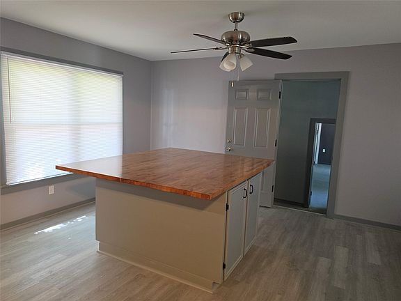 4th image of 101 N Hackberry St