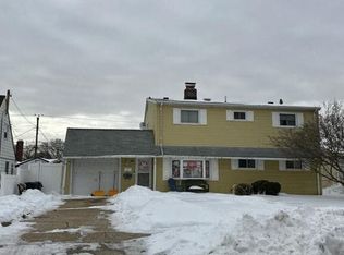 11 Timber Ln, Levittown, NY 11756