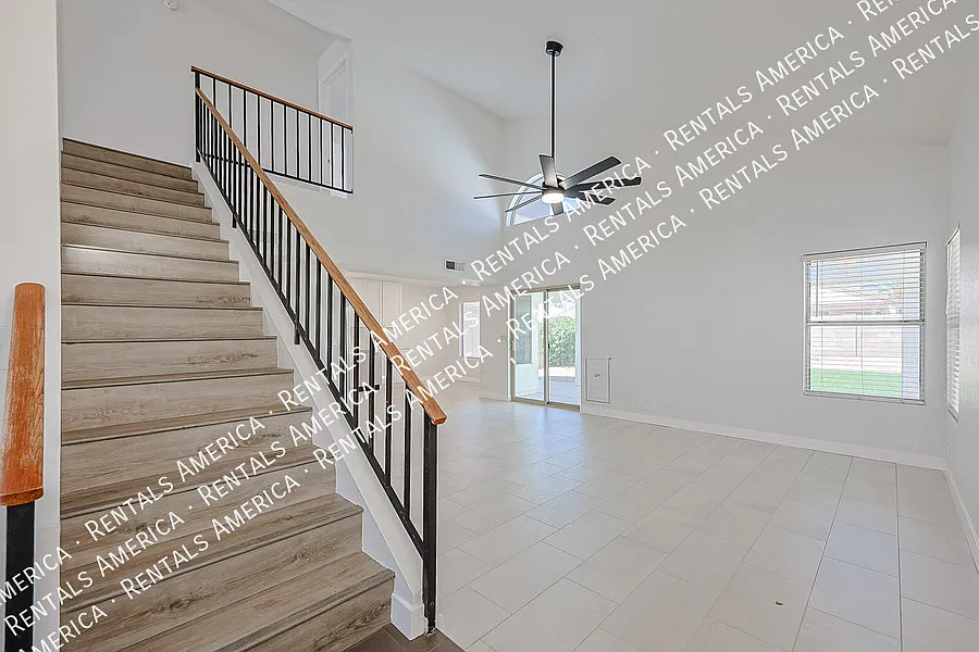 Completely Remodeled 3 bedroom 2.5 Bath Home Available Now — Photo 4