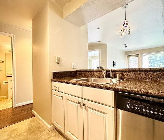 530 Melrose Ave E #407 — Photo 5
