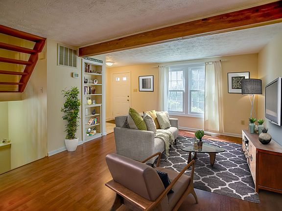 3rd image of 15 Crosswood Ct