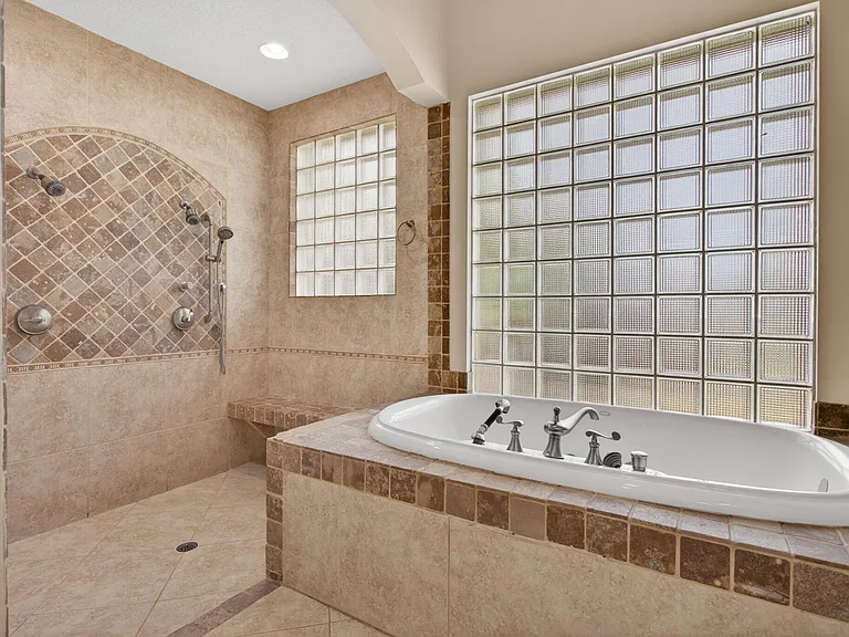 4901 NE 29th Ave — Photo 33