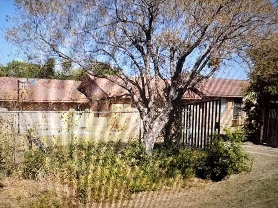 2nd image of 813 E Highway 114