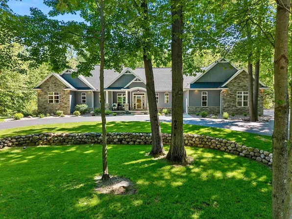 3413 Blackberry Ln, Suamico, WI 54313