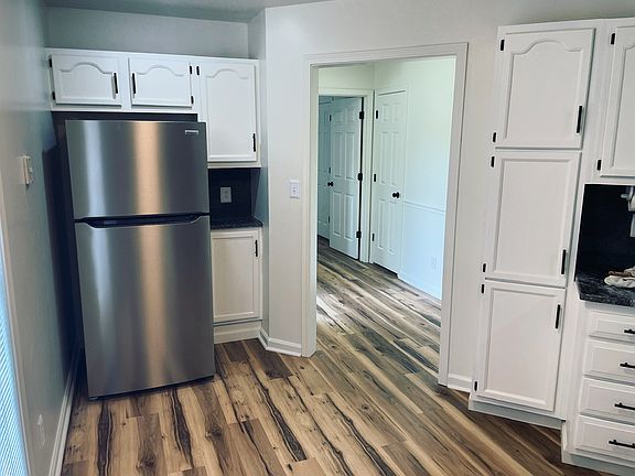 3rd image of 641 Hunters Ln