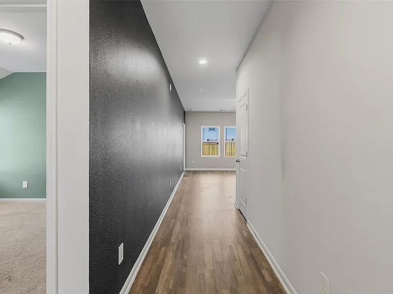 111 Bering Dr — Photo 2