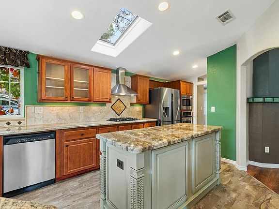 2nd image of 121 Briar St #121