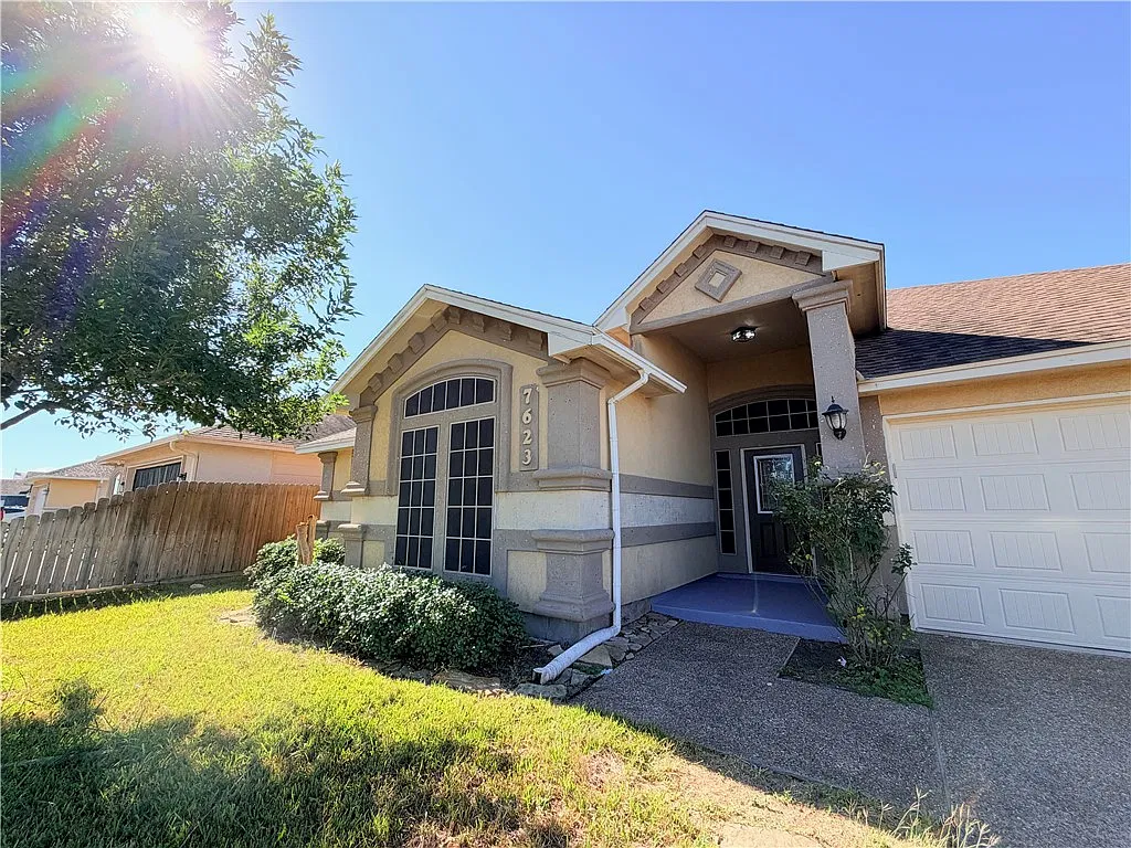 4 bed, 2.0 bath, 1976 sqft, $2,485 — Photo 2
