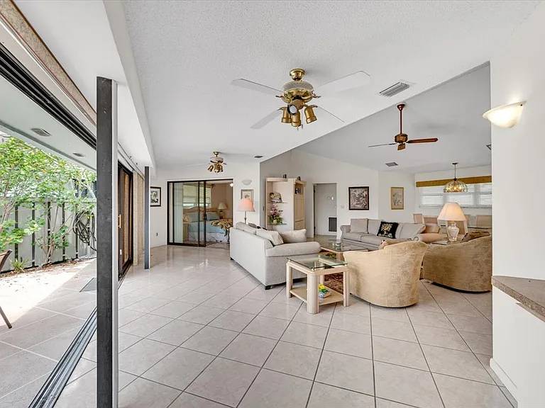 1127 E Seminole Ave #12C — Photo 34