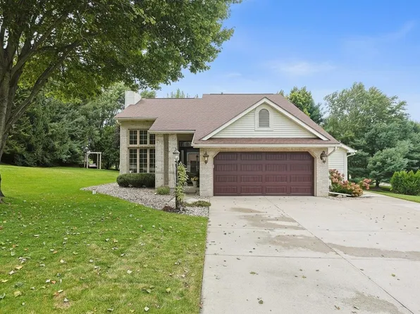 33983 Prairie Knolls Dr, New Carlisle, IN 46552