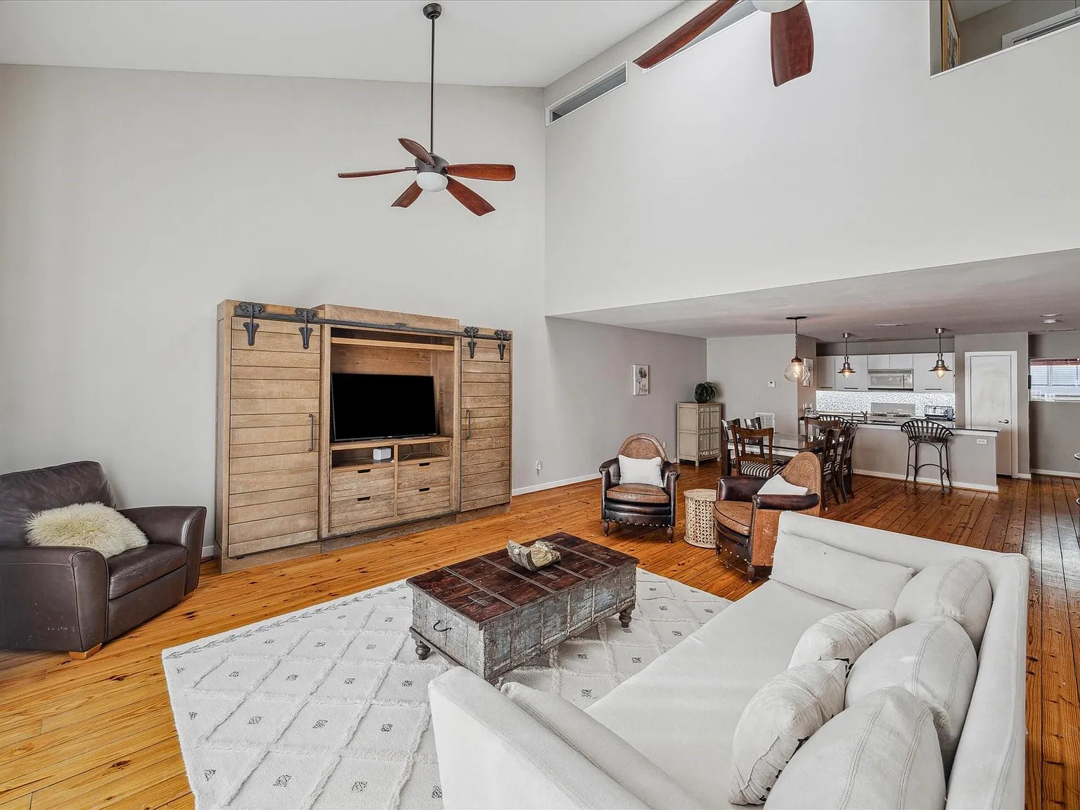 3 bed, 2.0 bath, 2041 sqft, $2,600 — Photo 4