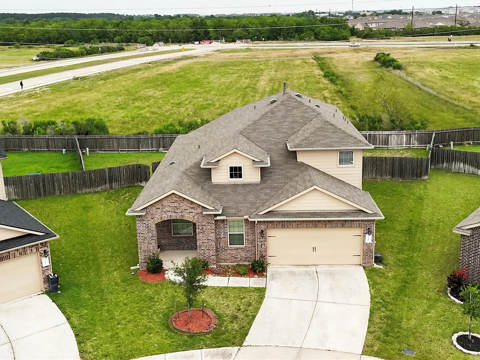 5 bed, 2.5 bath, 2326 sqft, $2,600 — Photo 4