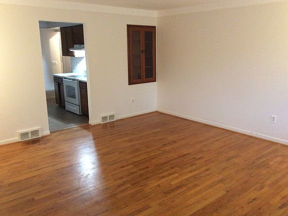 4th image of 22322 Hoffman St #Duplex