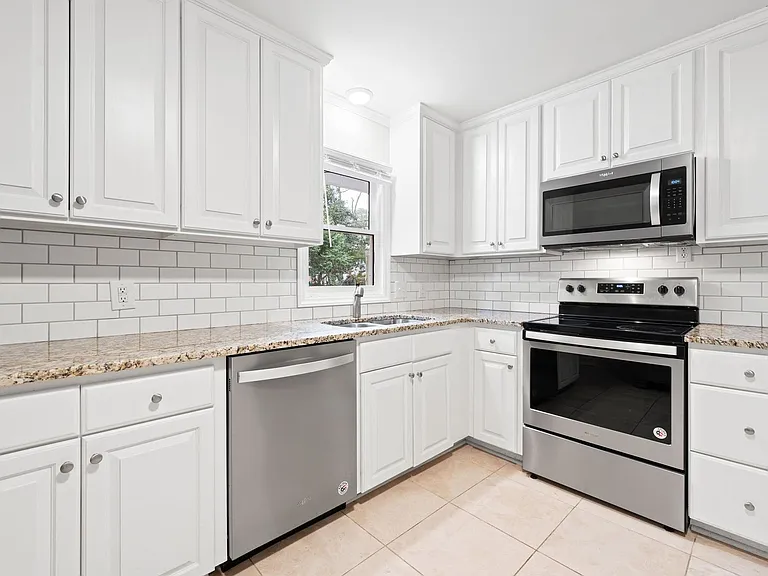 609 W Markham Ave — Photo 2