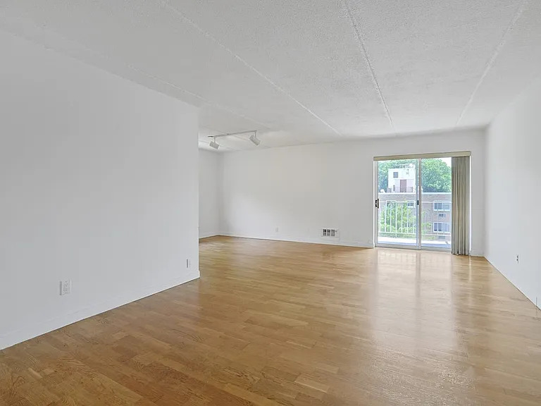 412 Benedict Ave #6C — Photo 4