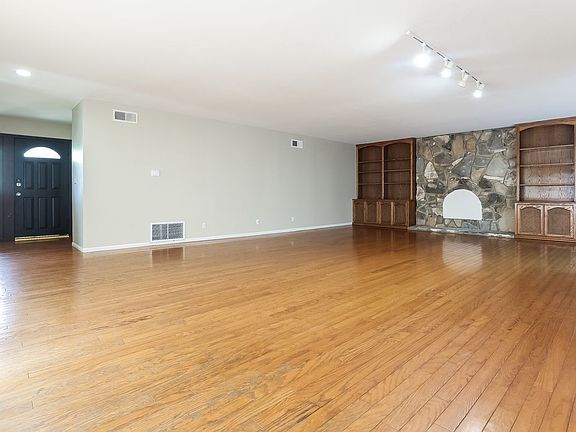 3rd image of 1610 E Calle Artigas