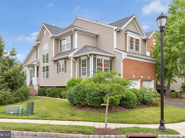16 Cardiff Ct — Photo 3